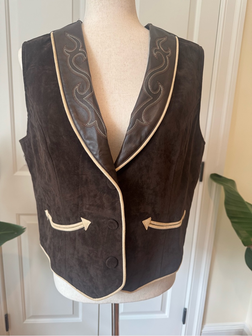 Rodeo Quincy-Women's Brown Suede Vest with Cream Piping
